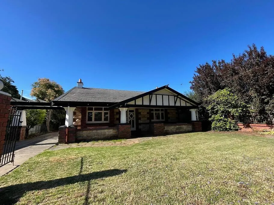Group House With Views Of The Salt Pool And Spa Mitcham Holiday home